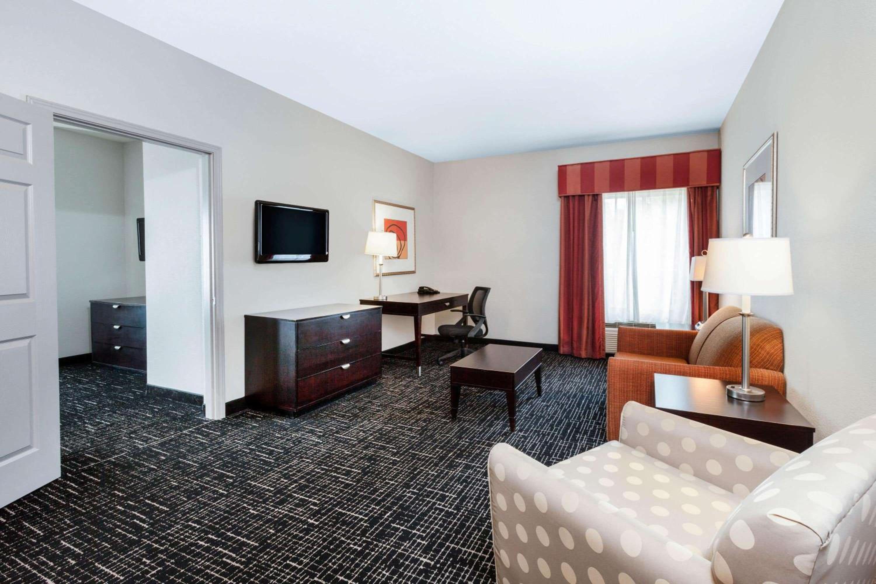 King Suite - Non-Smoking - Photo 4