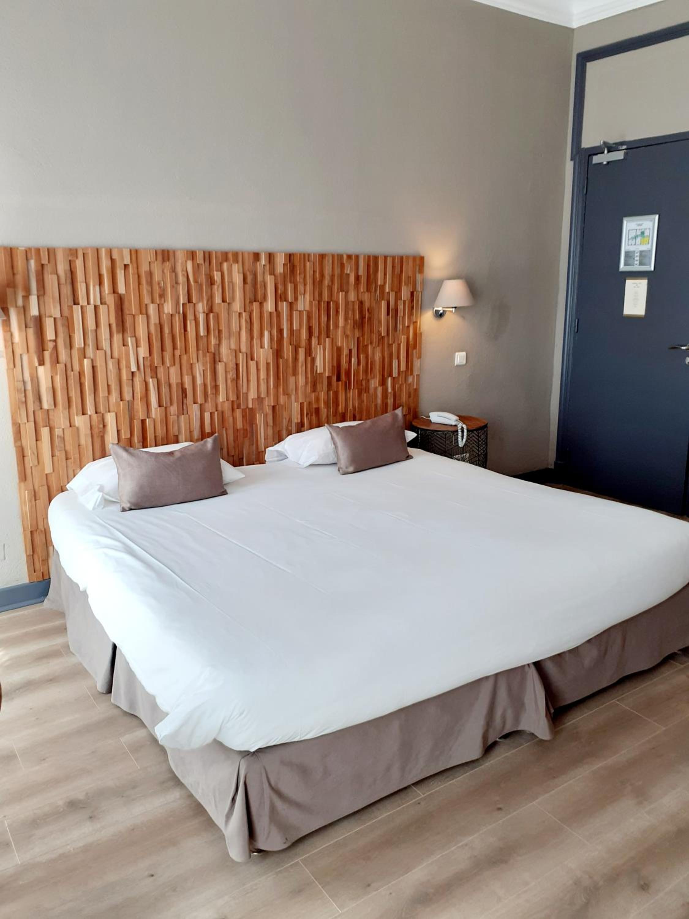 Junior Suite with Balcony - Photo 8