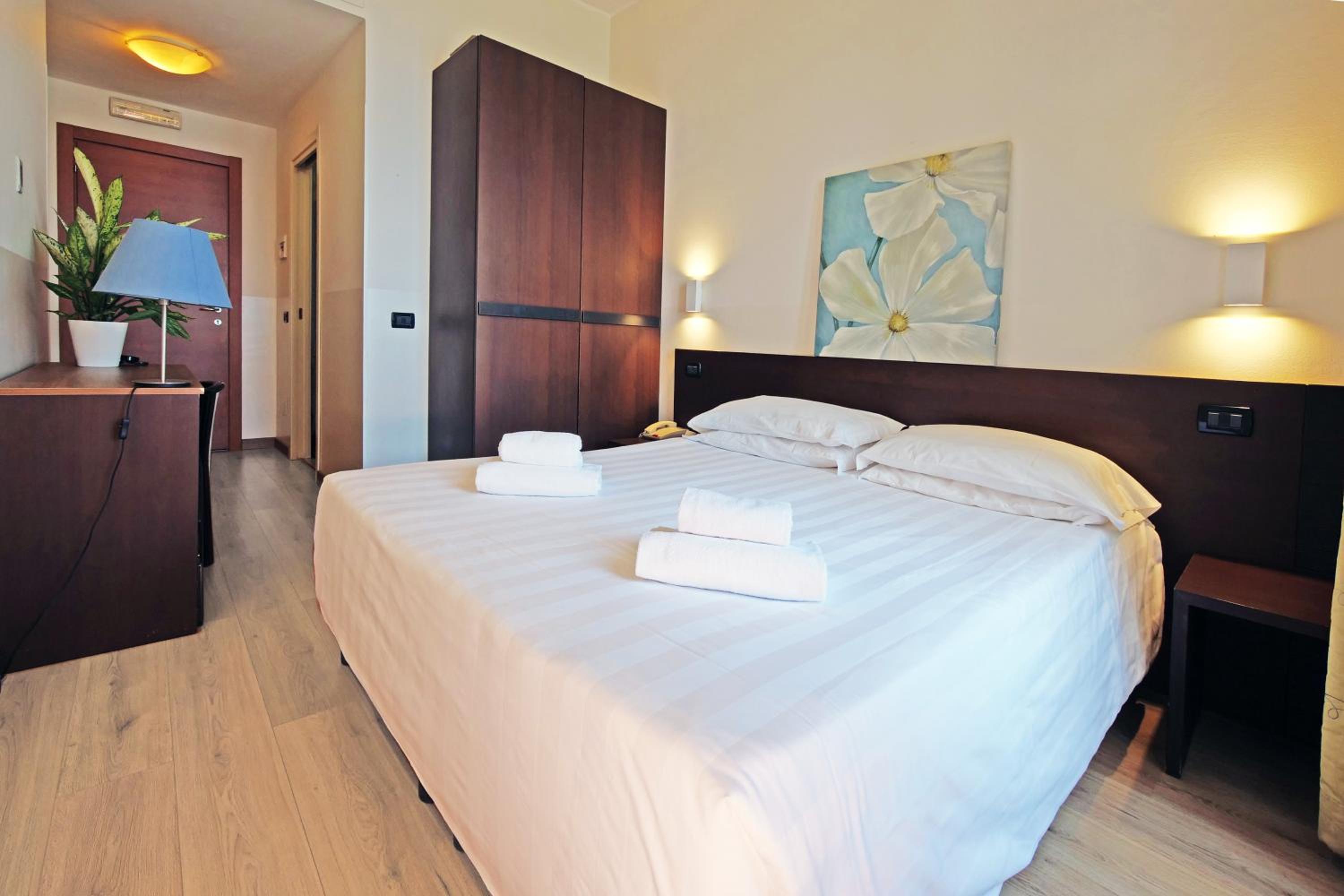 Standard Double or Twin Room - Photo 3