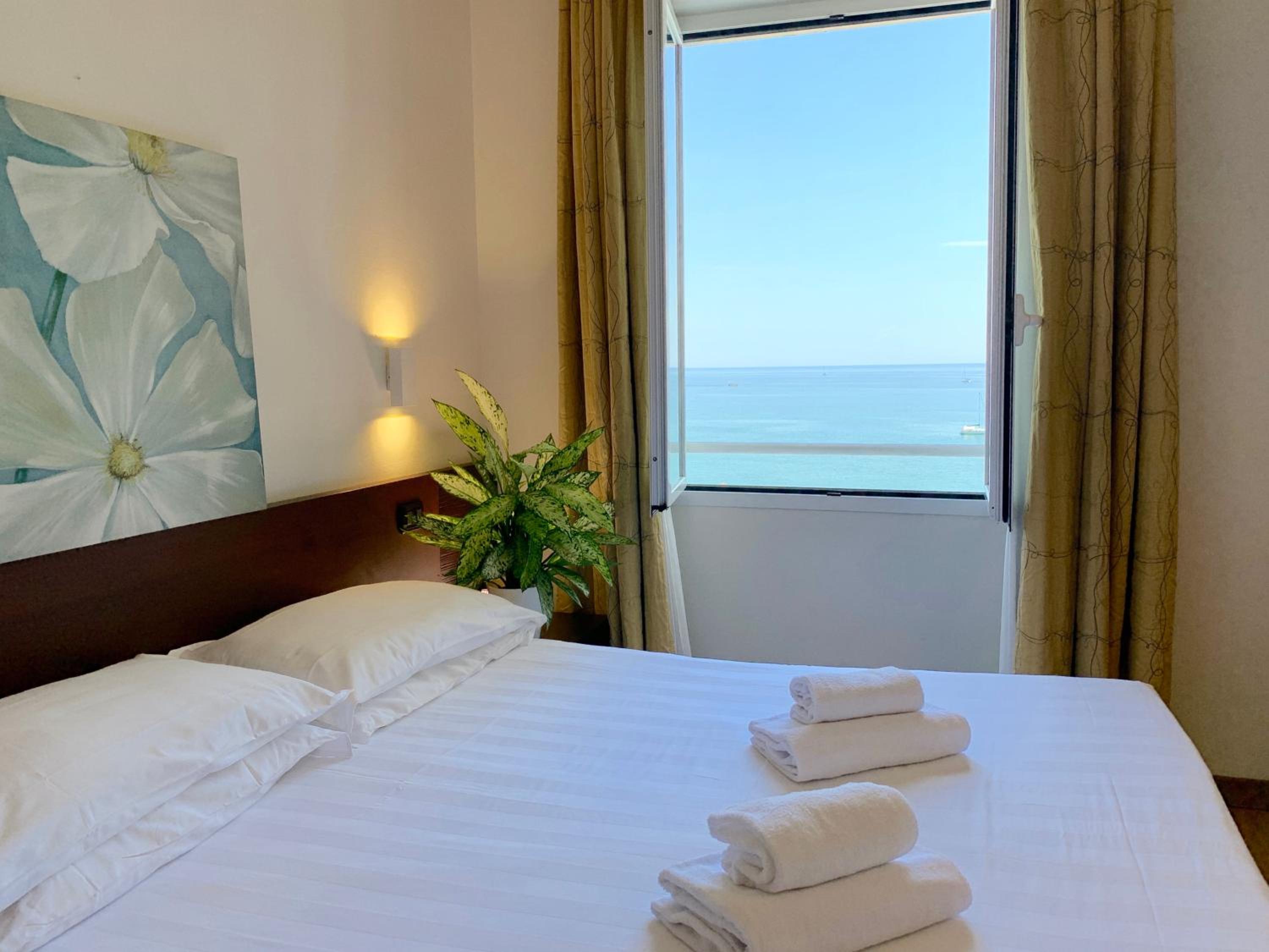Standard Double or Twin Room - Photo 4