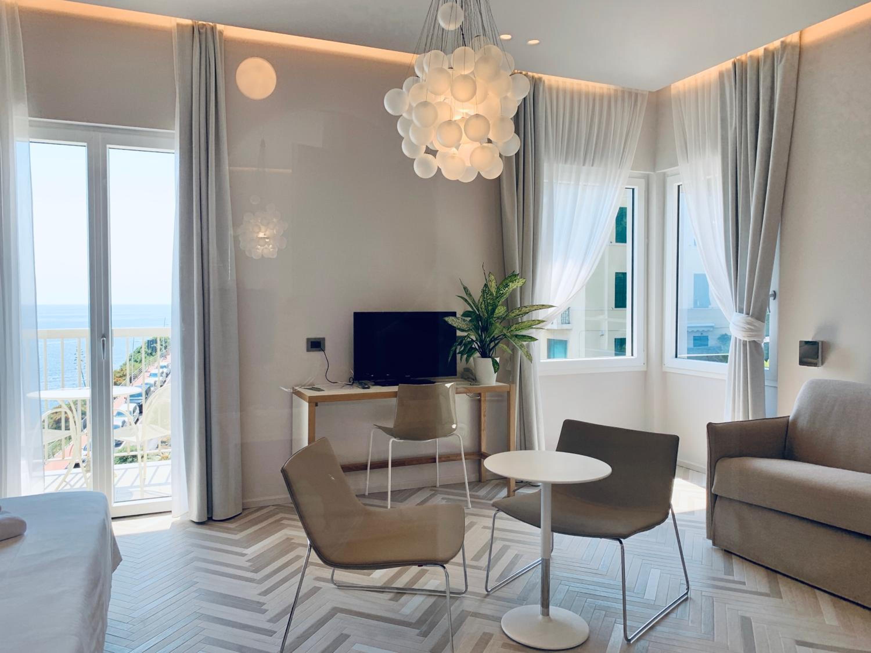 Junior Suite with Balcony and Sea View - Photo 10