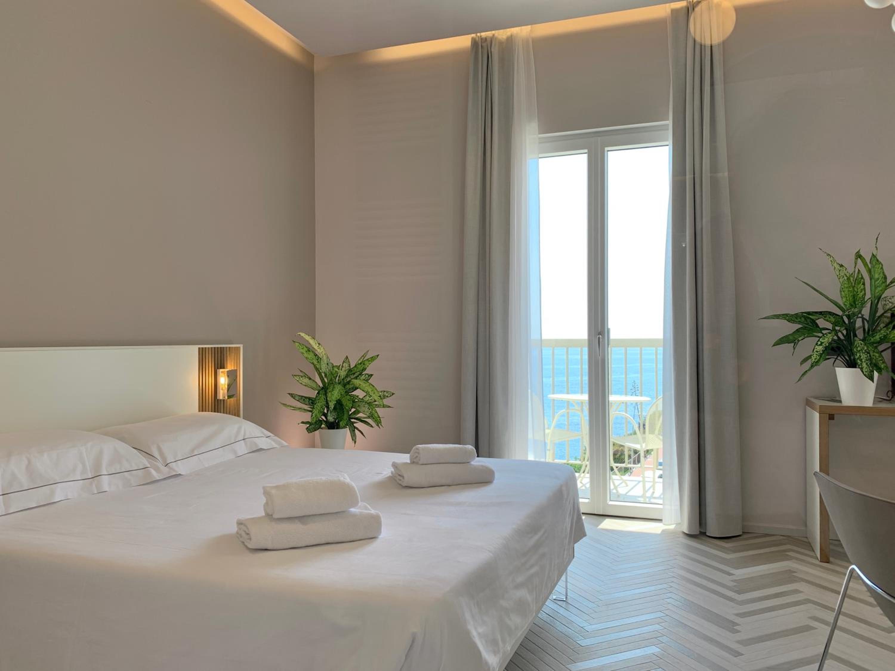Junior Suite with Balcony and Sea View - Photo 9