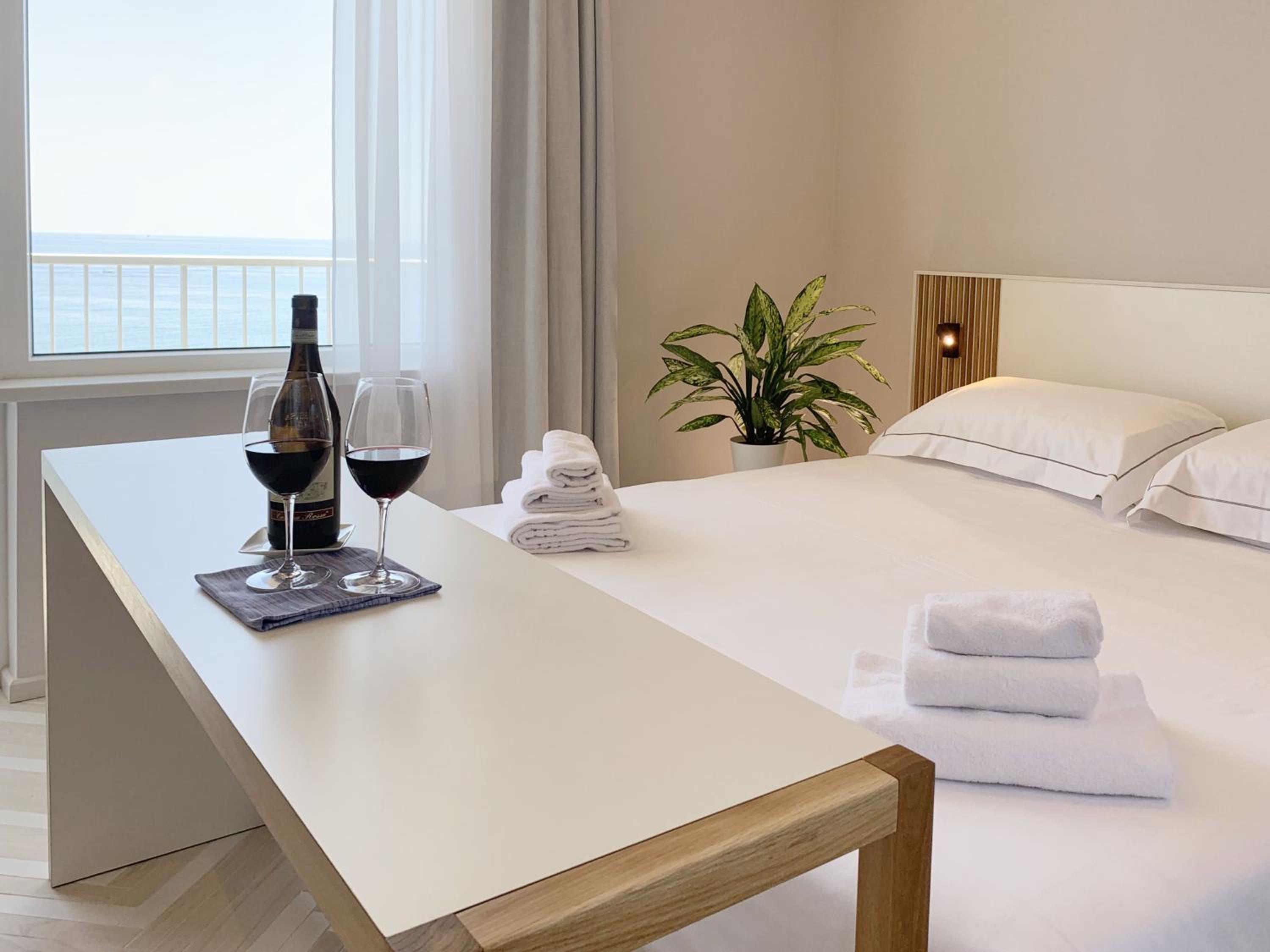 Junior Suite with Balcony and Sea View - Photo 17