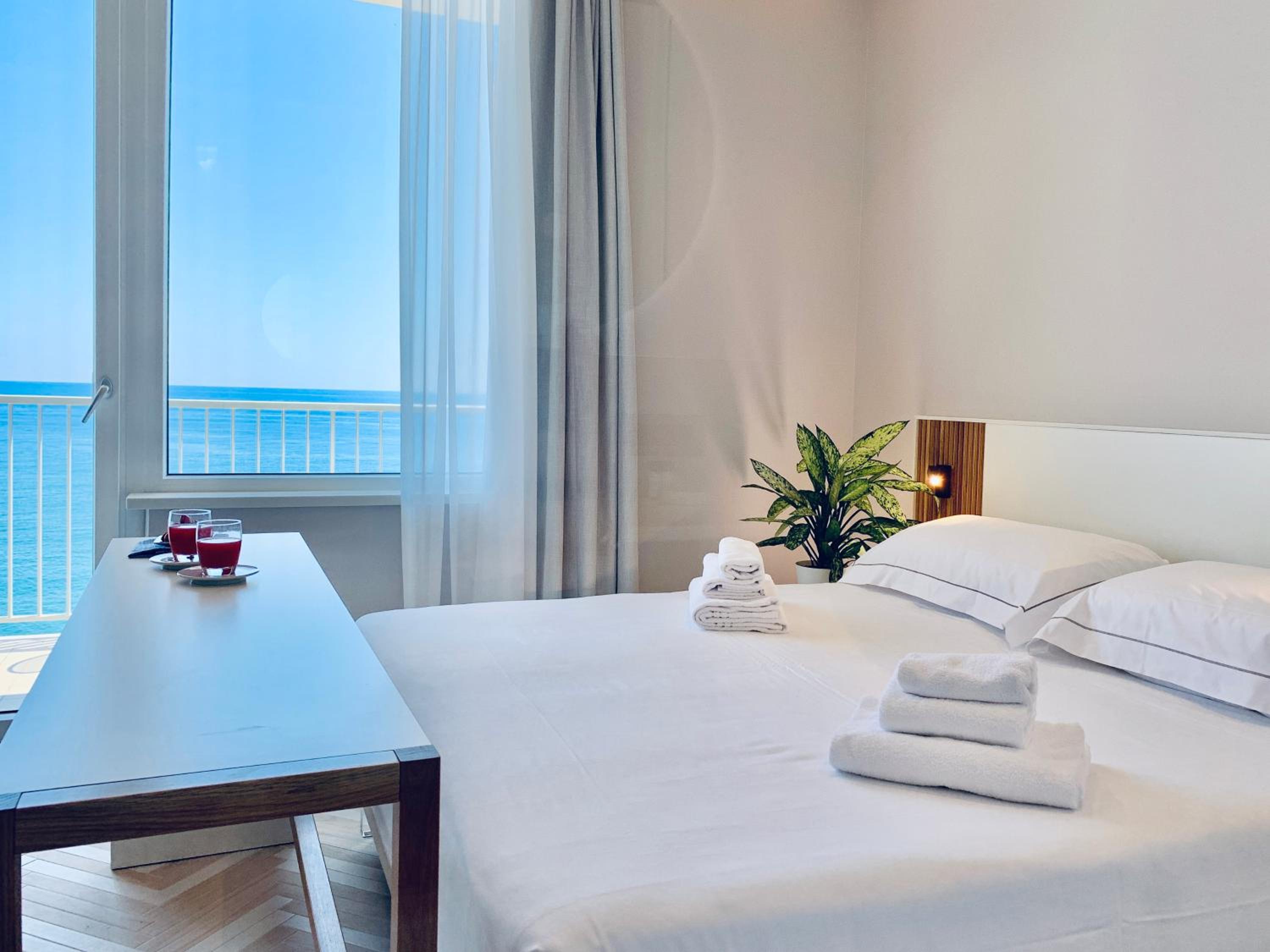 Junior Suite with Balcony and Sea View - Photo 7