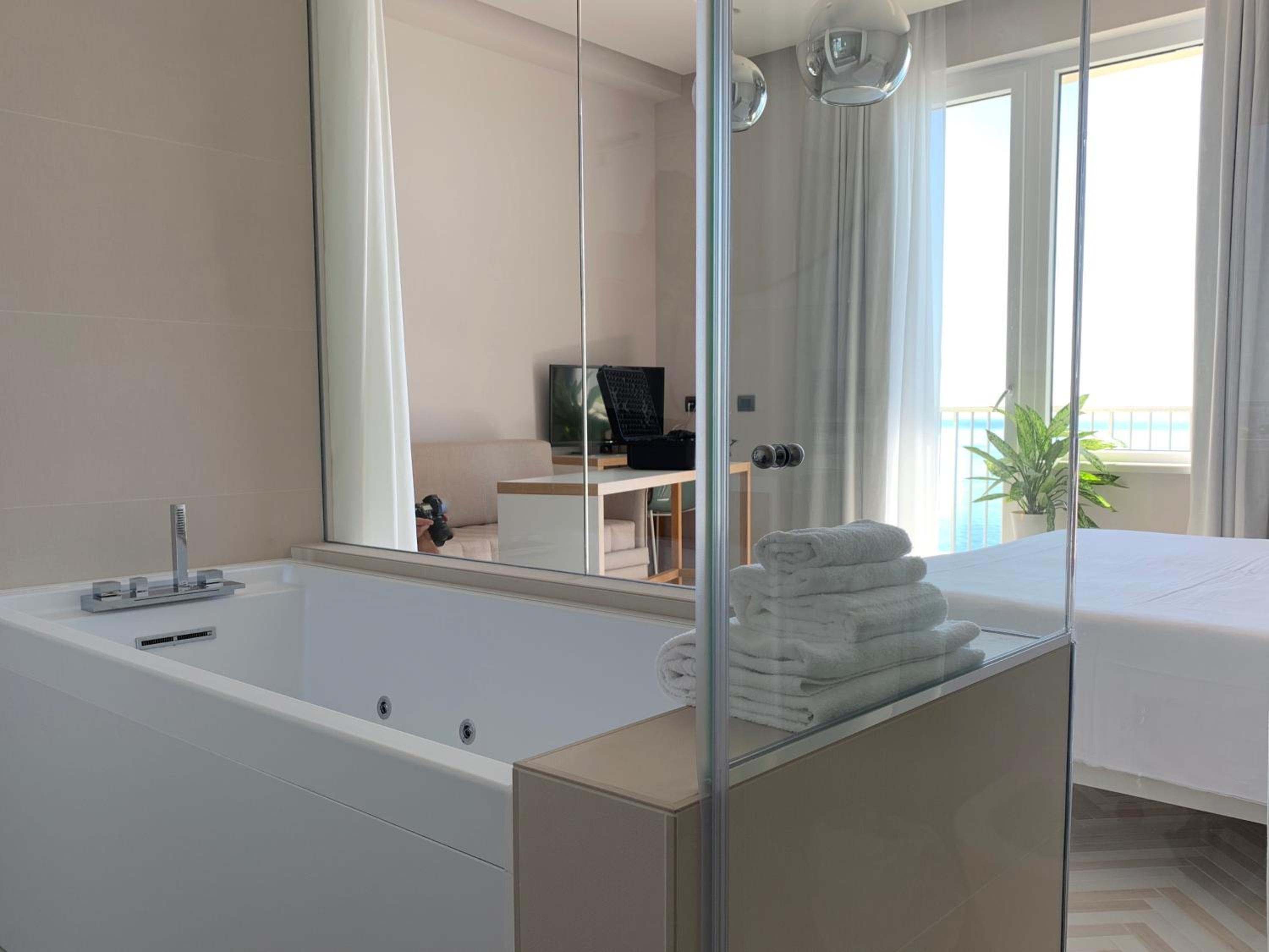 Junior Suite with Balcony and Sea View - Photo 22