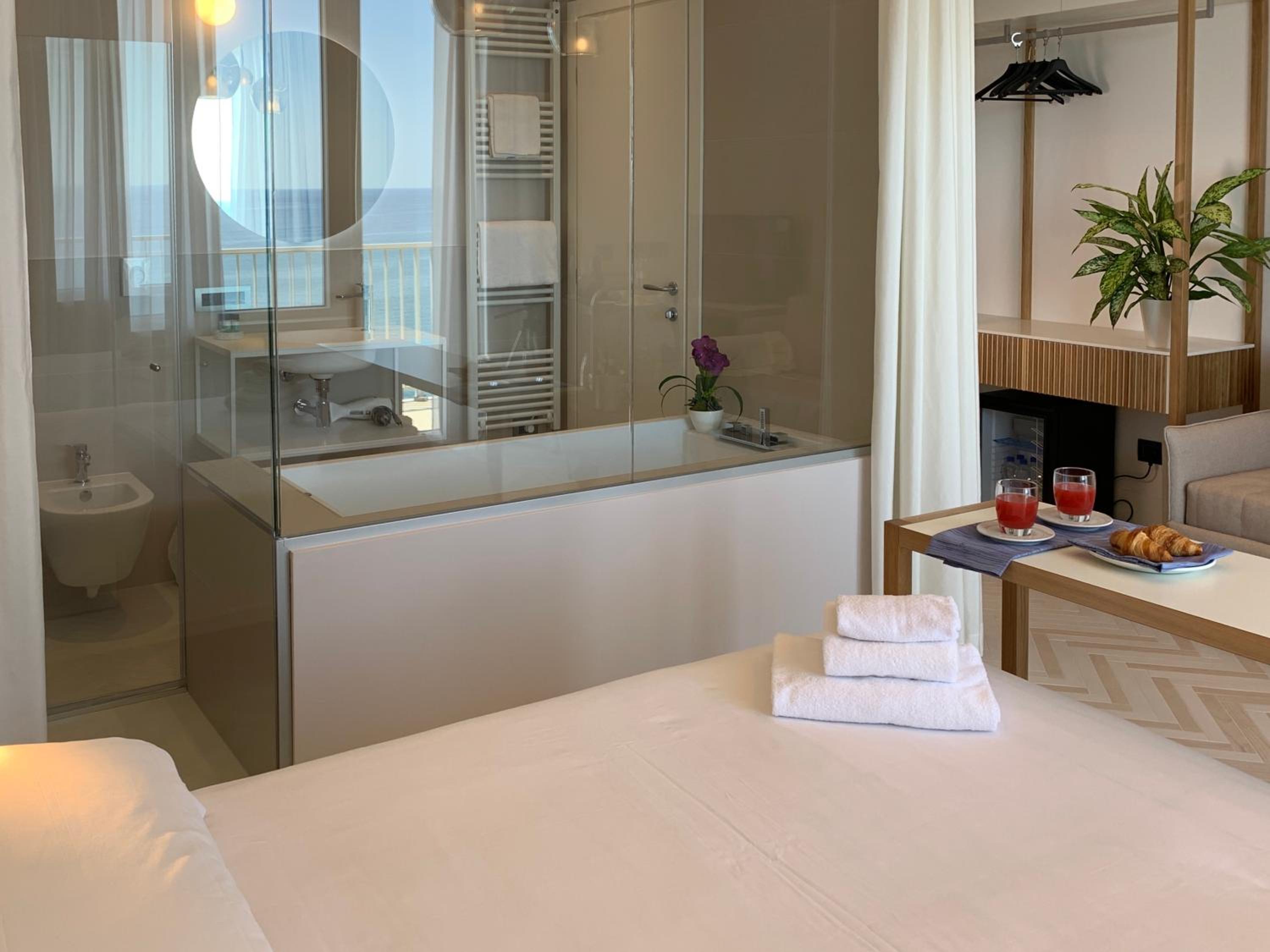 Junior Suite with Balcony and Sea View - Photo 13