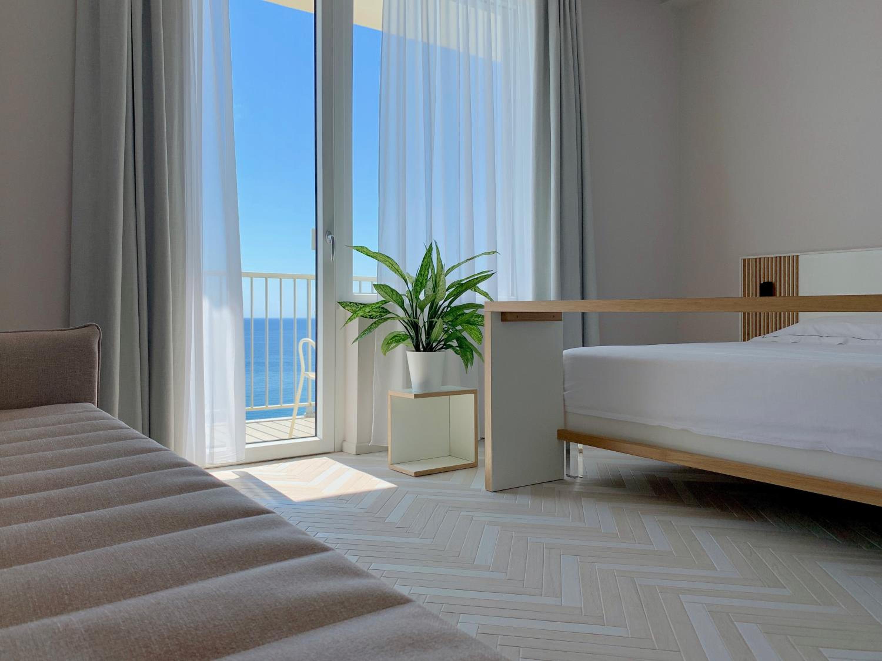 Junior Suite with Balcony and Sea View - Photo 6