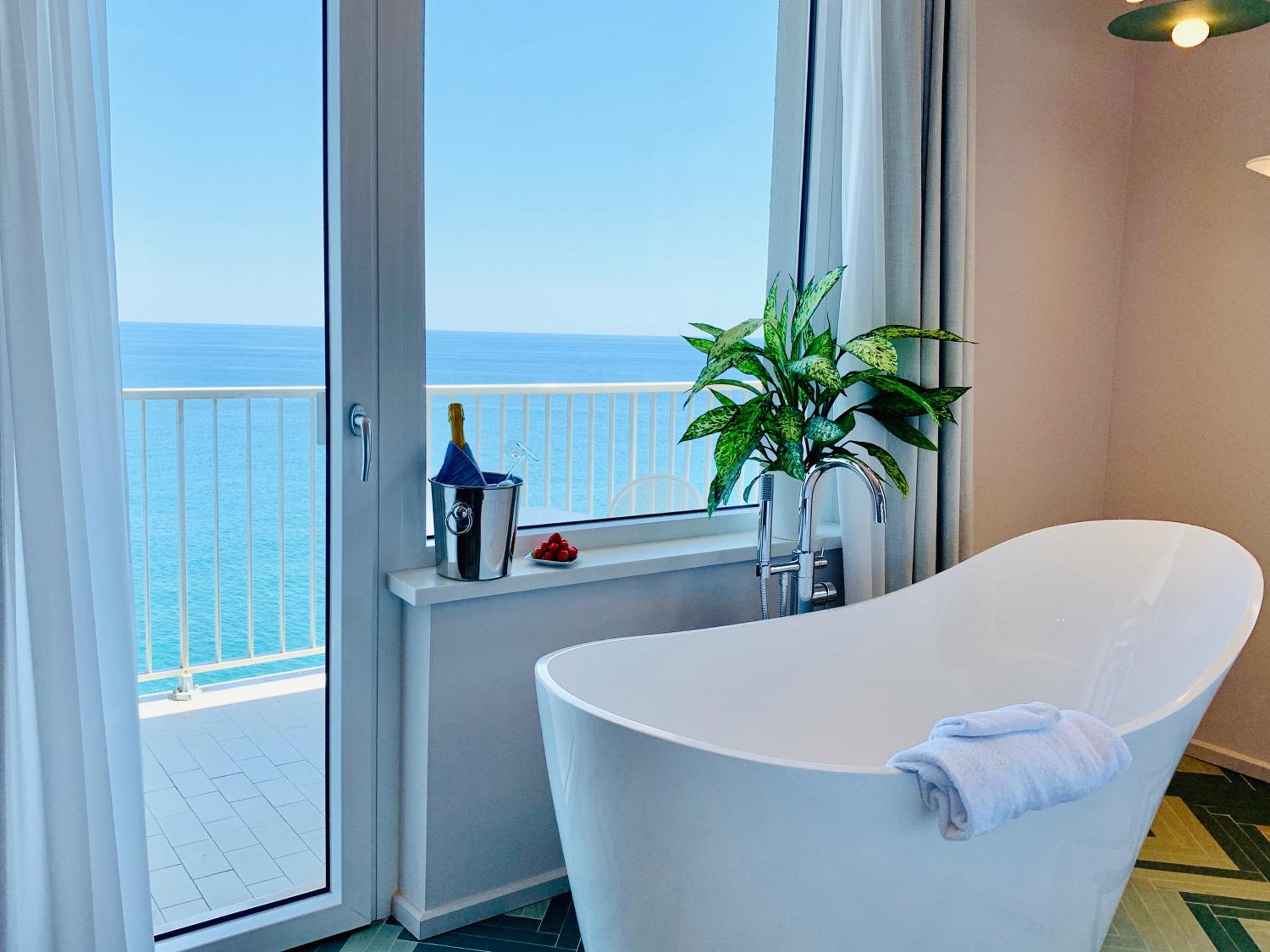 Junior Suite with Balcony and Sea View - Photo 4
