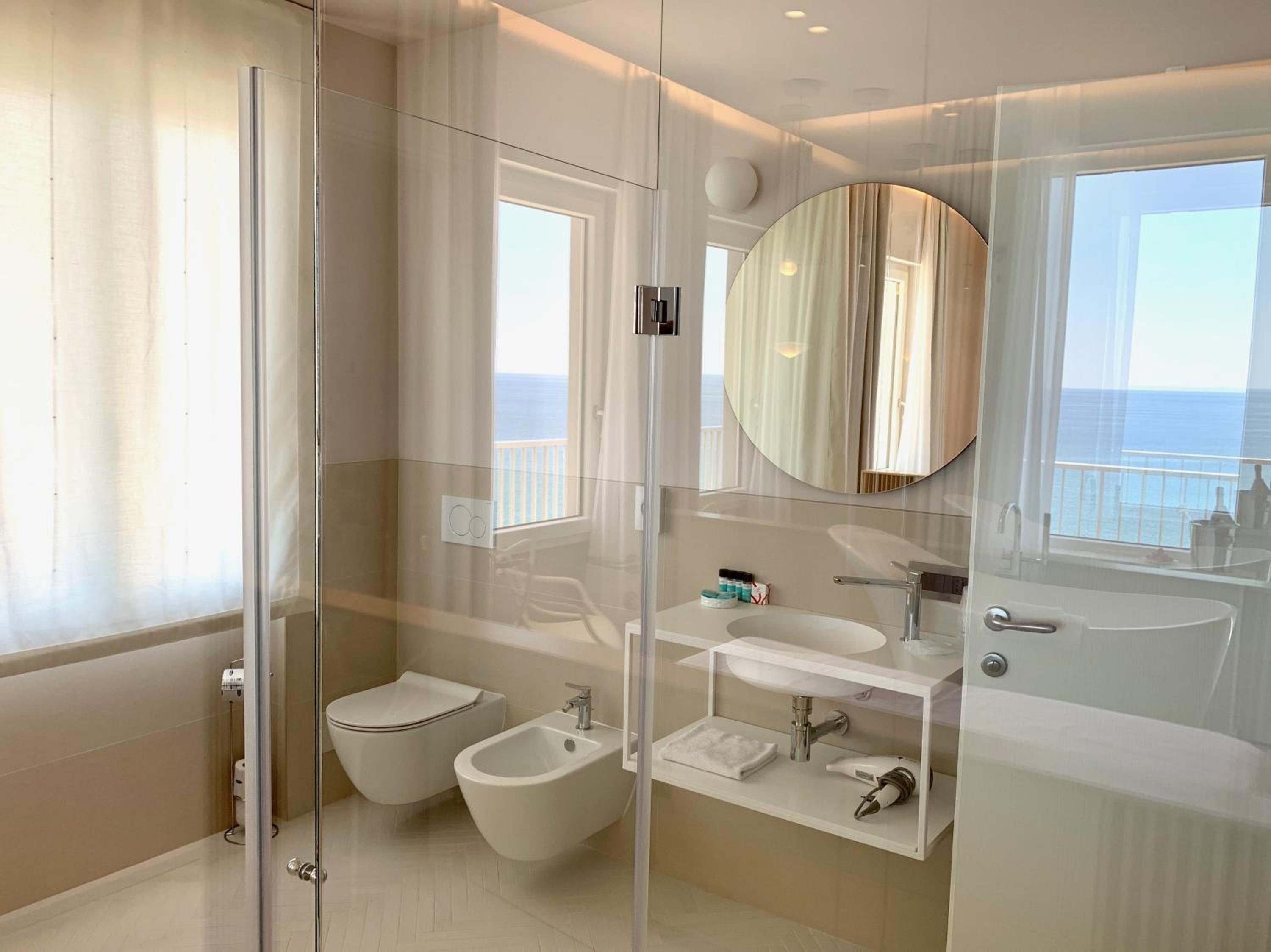 Junior Suite with Balcony and Sea View - Photo 12