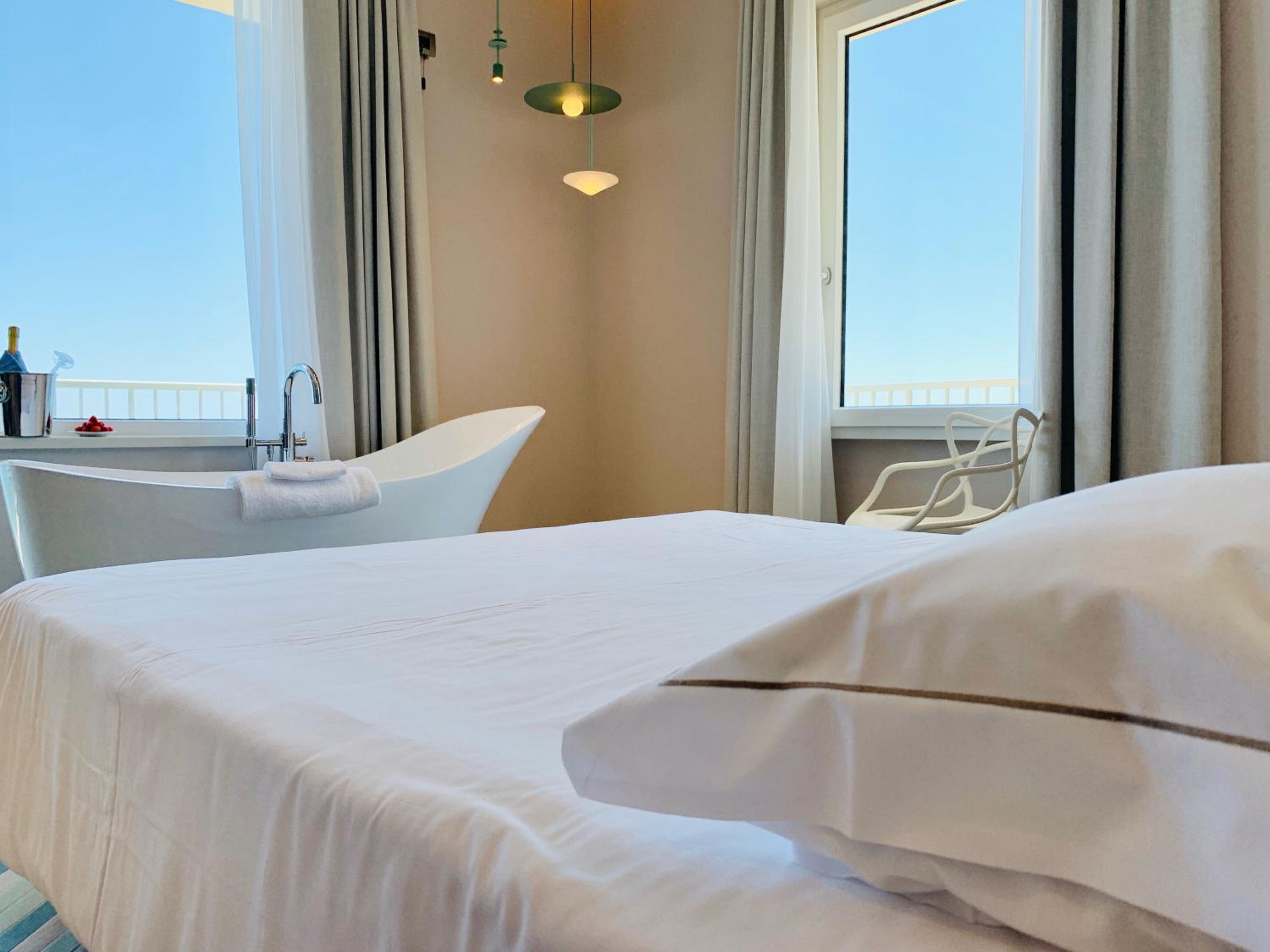 Junior Suite with Balcony and Sea View - Photo 2