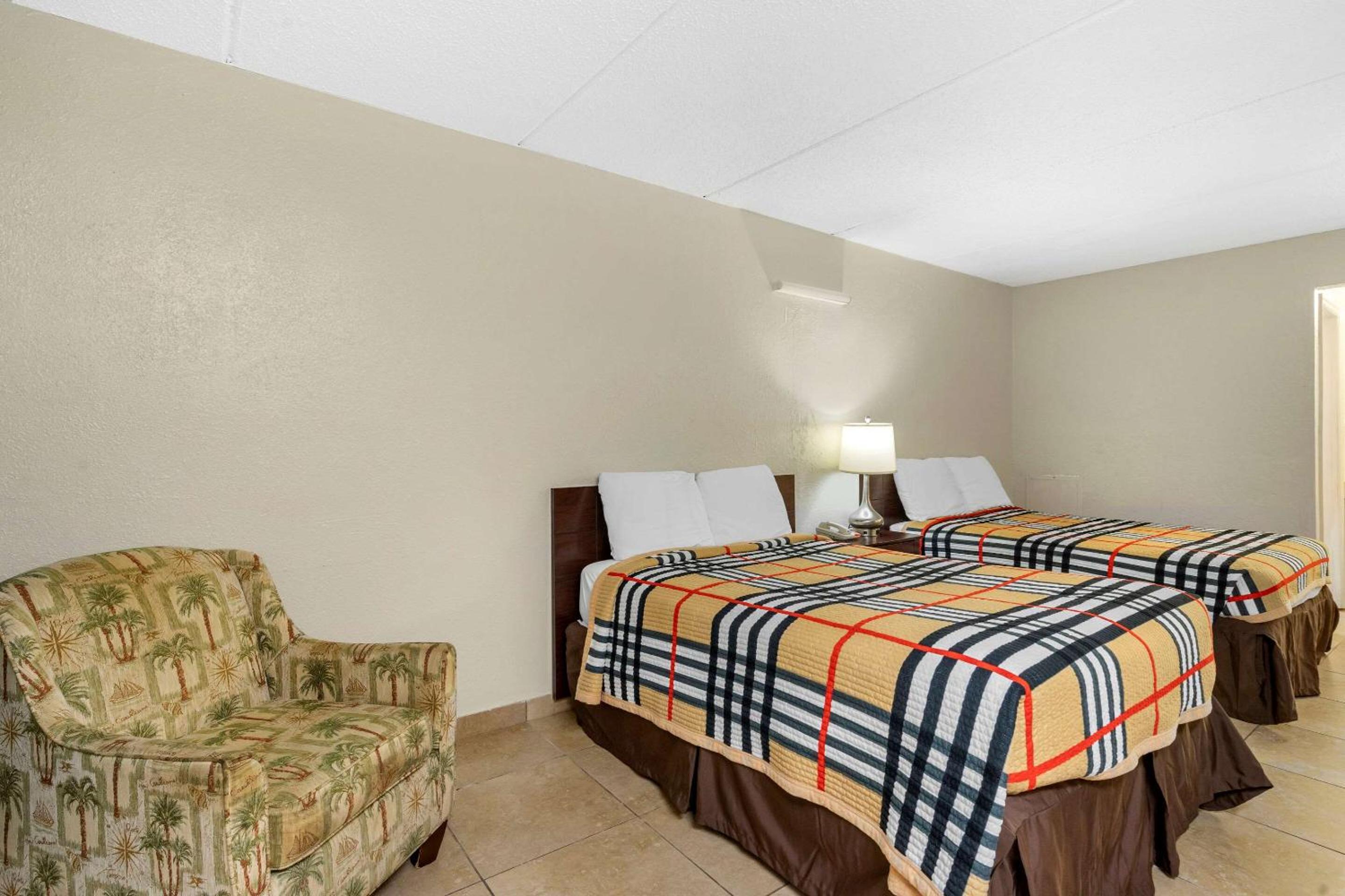 Double Room with Two Double Beds - Non-Smoking - Photo 4