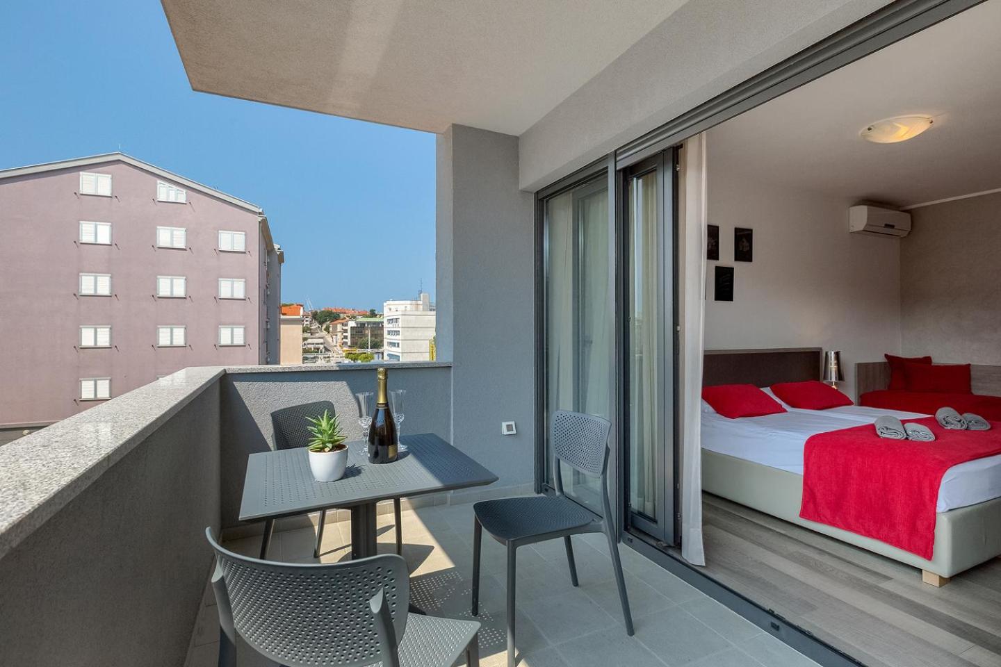 Deluxe Double Room with Balcony photo 3