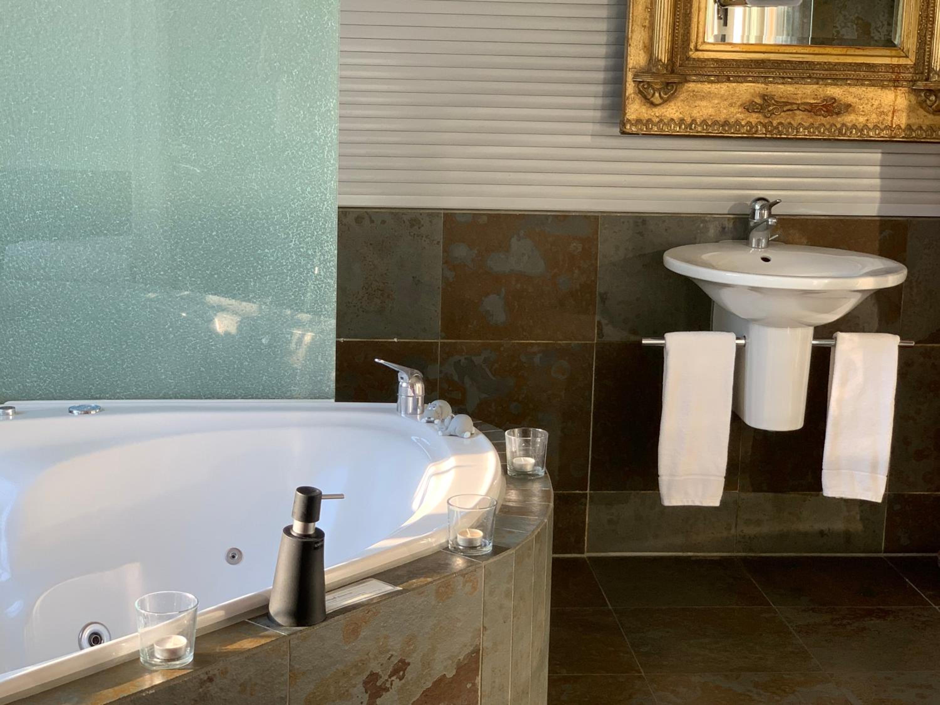 King Room with Spa Bath and TV in Bathroom photo 3