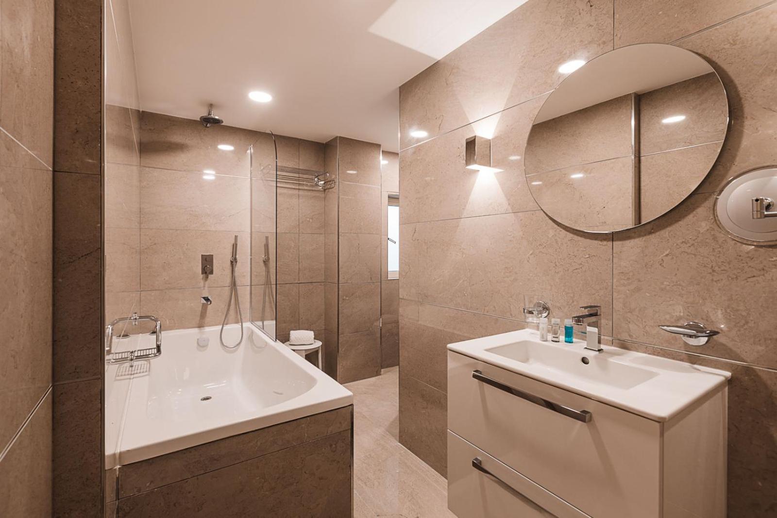 Standard Double or Twin Room - Photo 20