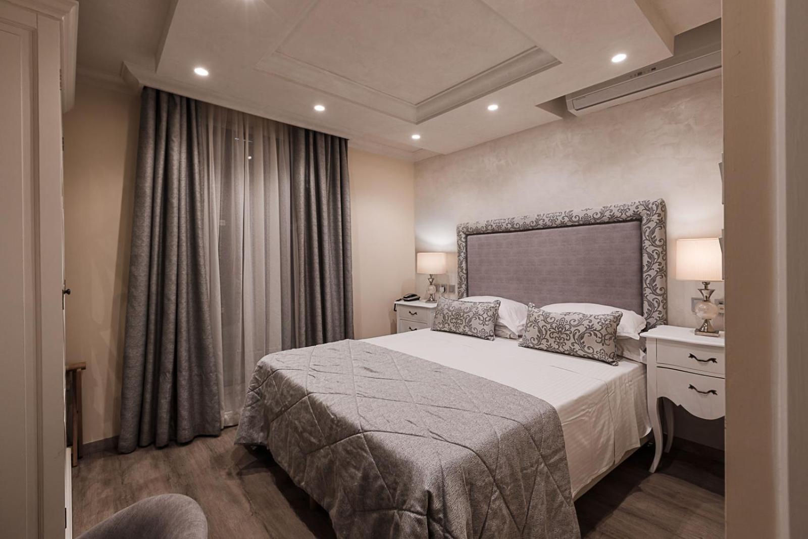 Standard Double or Twin Room - Photo 17