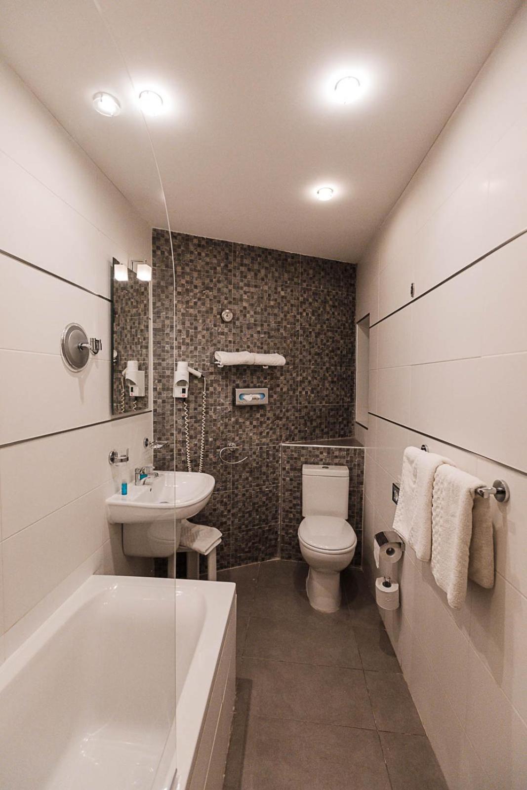 Standard Double or Twin Room - Photo 18
