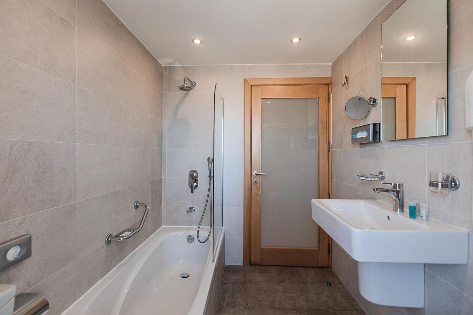 Standard Double or Twin Room - Photo 5
