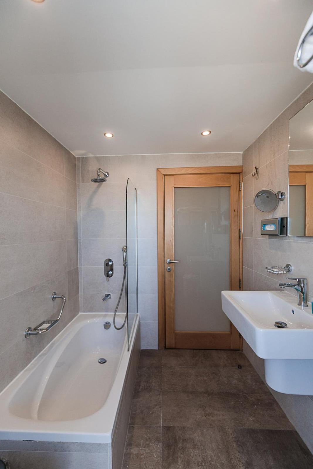 Standard Double or Twin Room - Photo 25