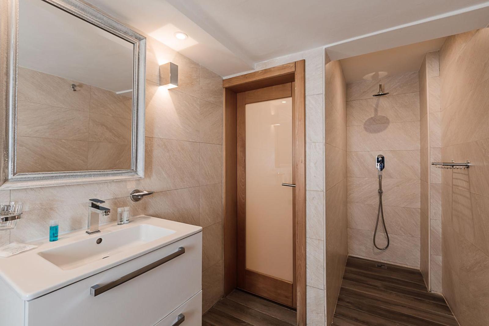 Standard Double or Twin Room - Photo 3