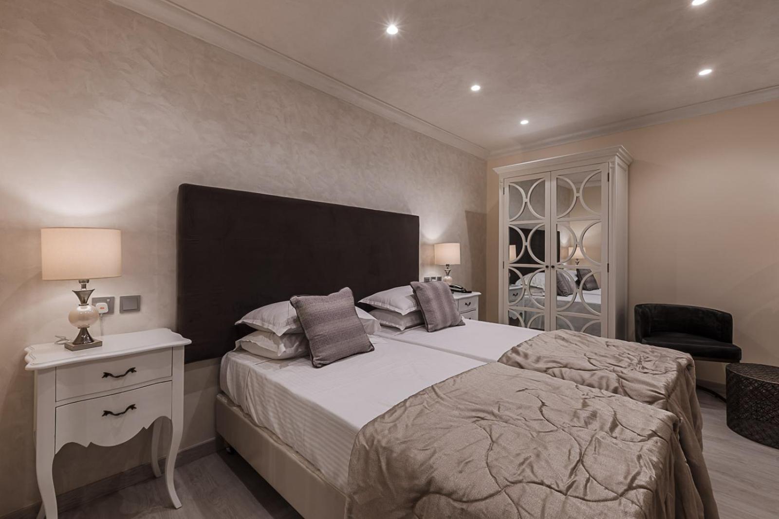 Standard Double or Twin Room - Photo 12
