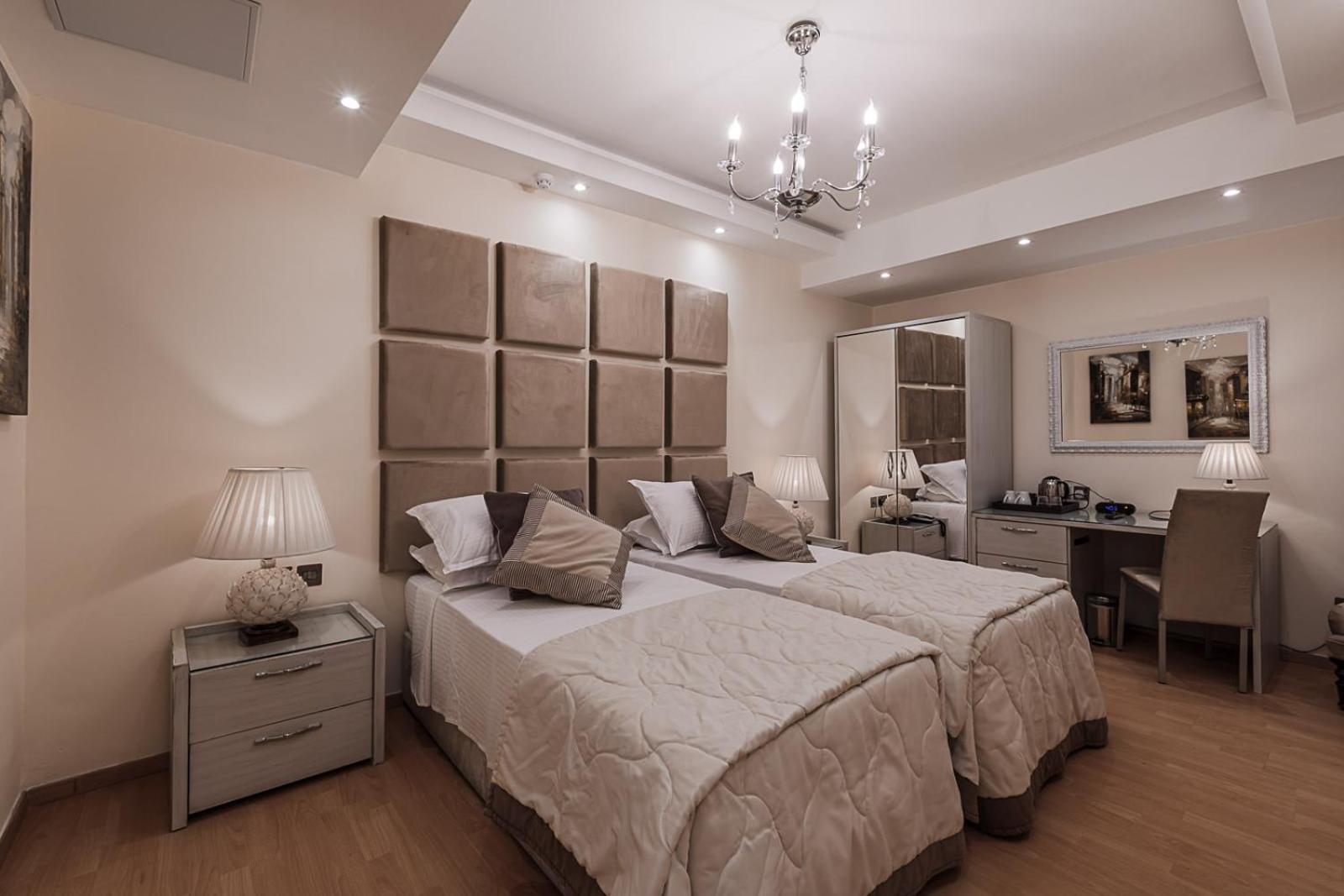Standard Double or Twin Room - Photo 9