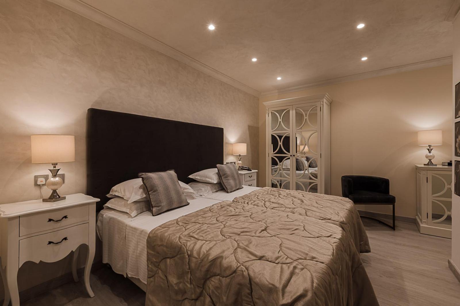 Standard Double or Twin Room - Photo 14