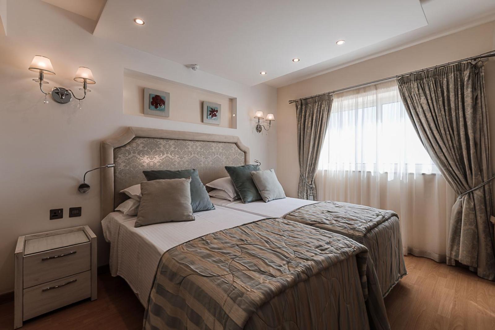 Superior Double or Twin Room with Sea View thumbnail 5