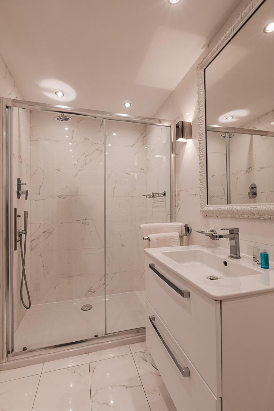 Superior Double or Twin Room with Sea View thumbnail 6