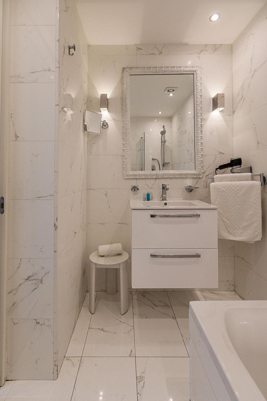 Superior Double or Twin Room with Sea View thumbnail 5