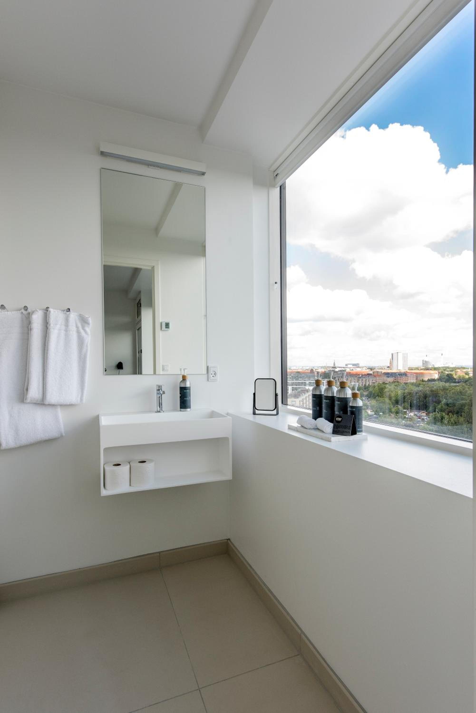 Superior 3 Bedroom Apartment - High Floor photo 2