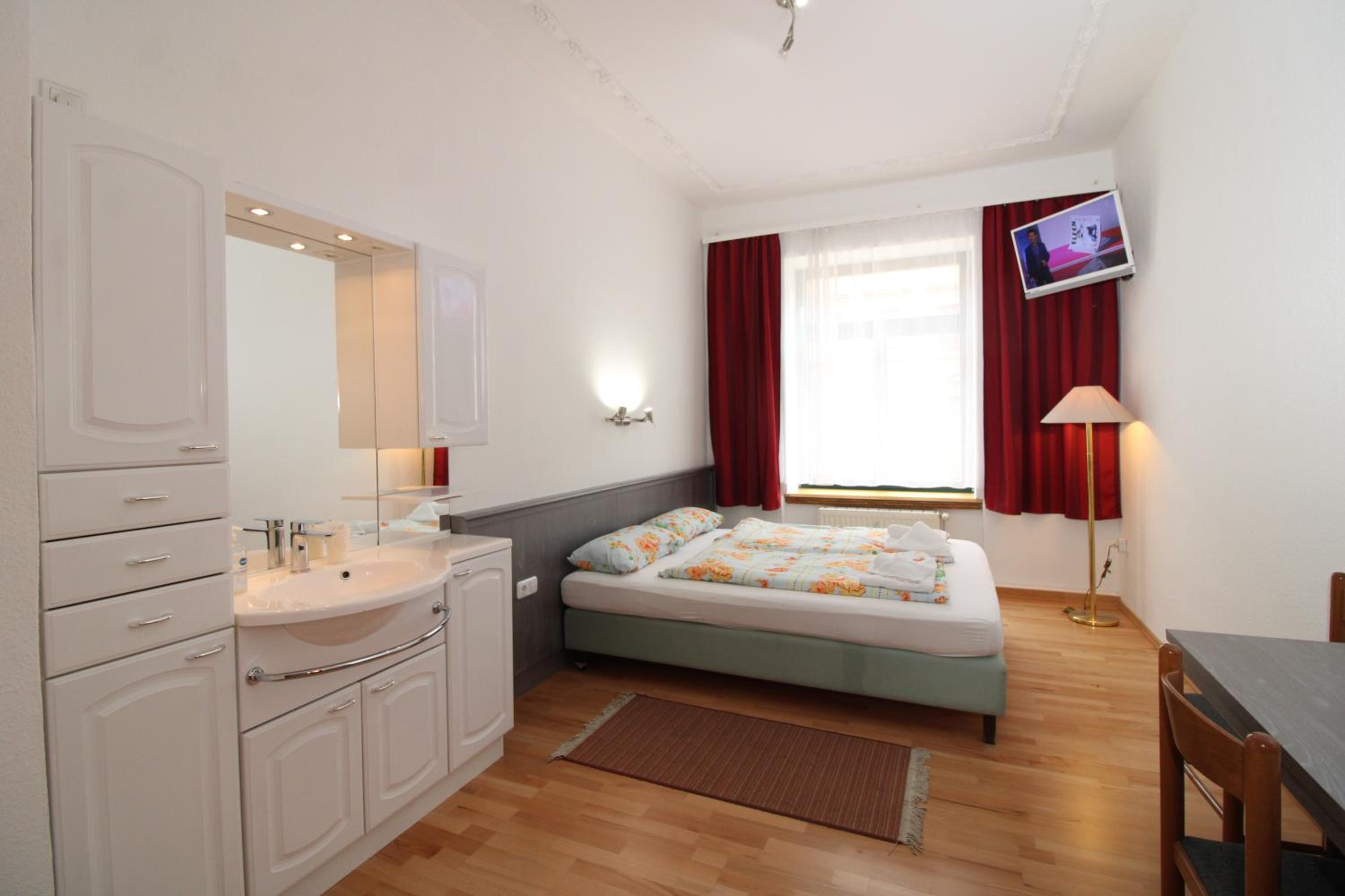 Economy Double Room photo 2