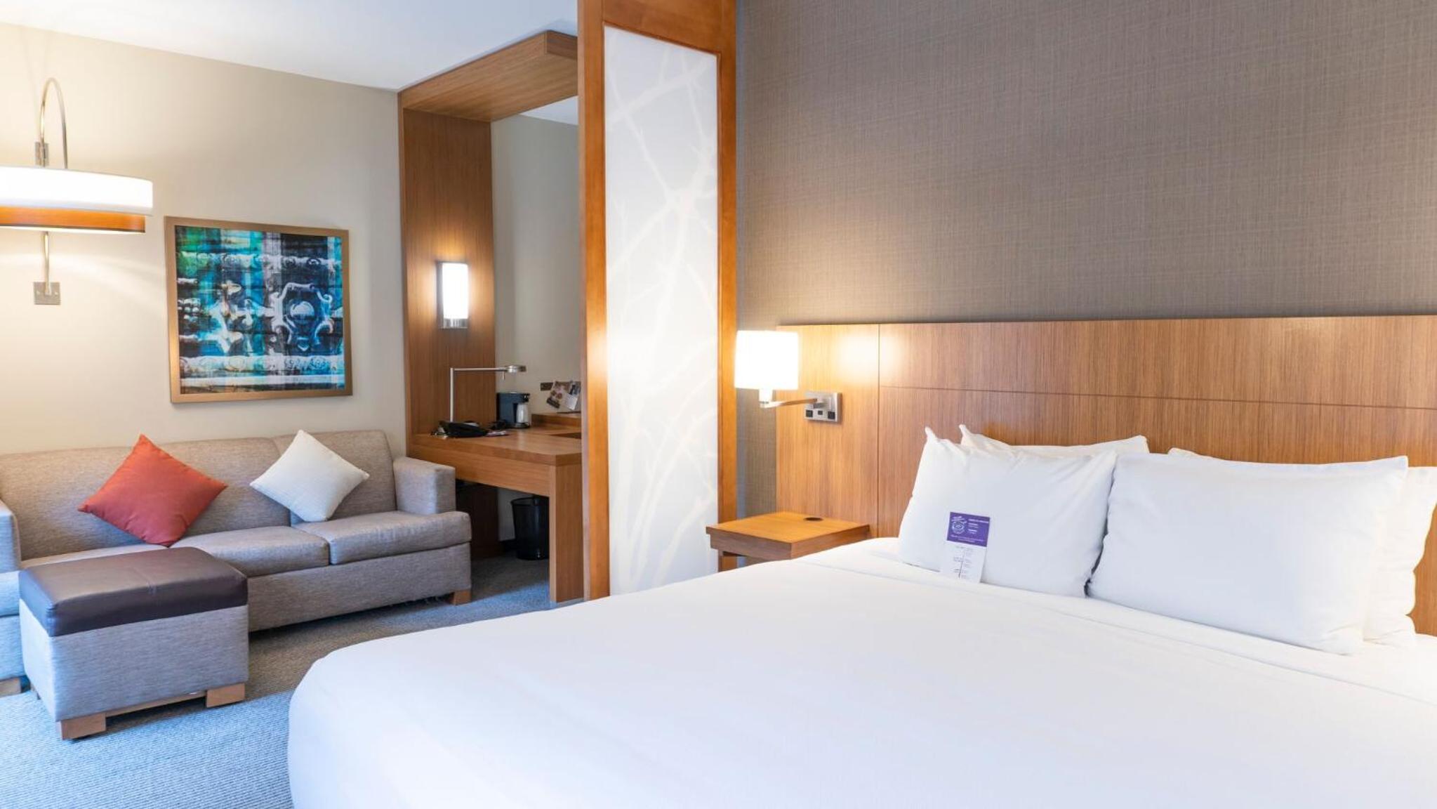 King Room with Sofa Bed - High Floor photo 2