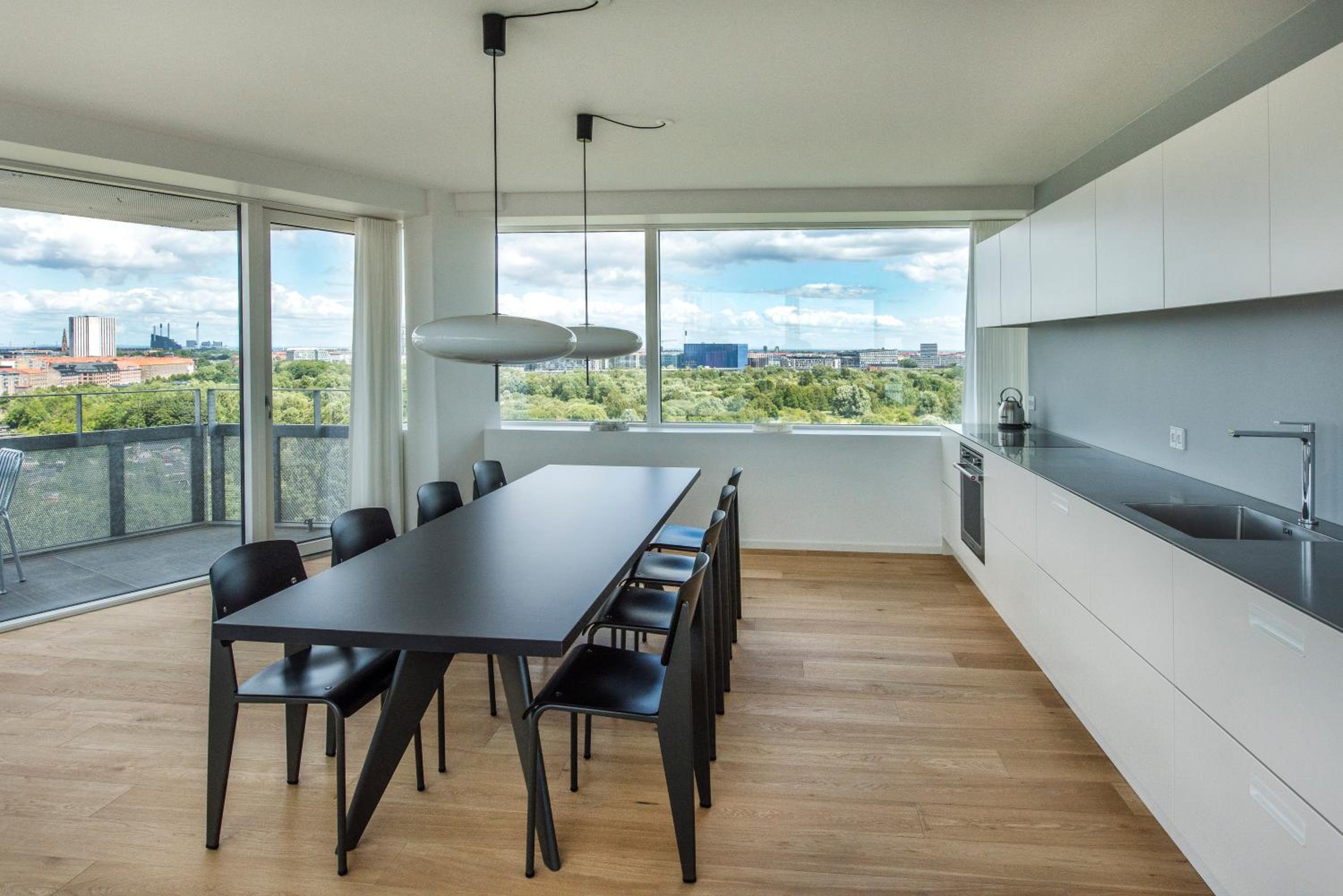 Superior 3 Bedroom Apartment - High Floor photo 2