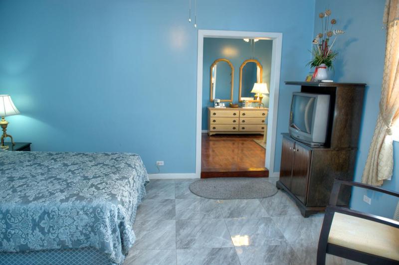 Deluxe Colonial King Room with Living Space (Lobby Entrance) - Photo 1