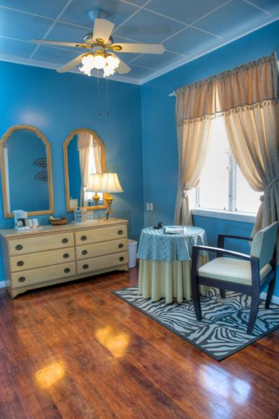 Deluxe Colonial King Room with Living Space (Lobby Entrance) - Photo 2