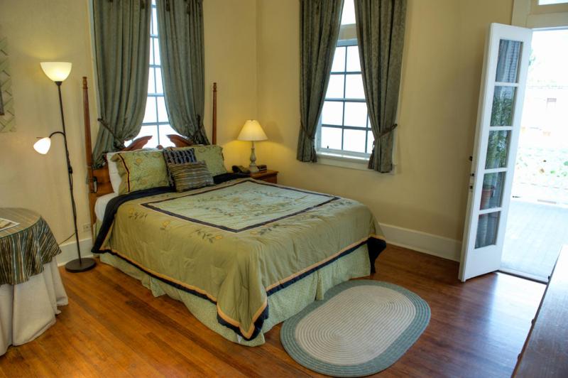 Deluxe Colonial King Room with Living Space (Lobby Entrance) - Photo 3
