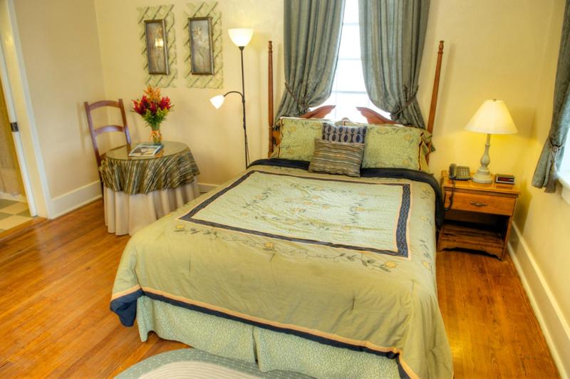 Deluxe Colonial King Room with Living Space (Lobby Entrance) - Photo 4