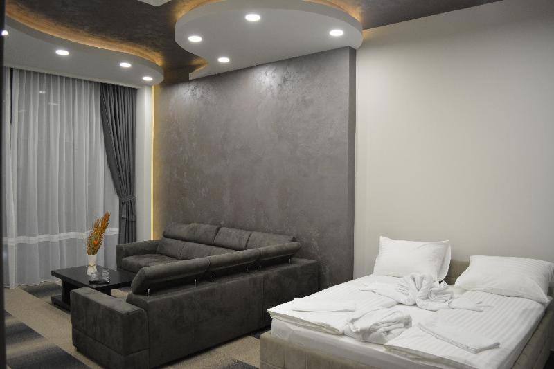 Superior Family Room - Photo 18