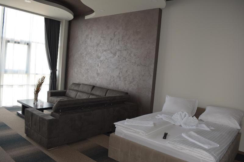 Superior Family Room - Photo 15