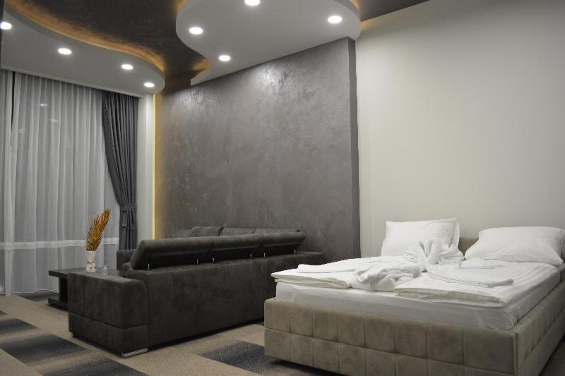 Superior Family Room - Photo 6