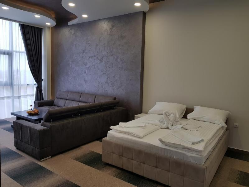 Superior Family Room - Photo 5