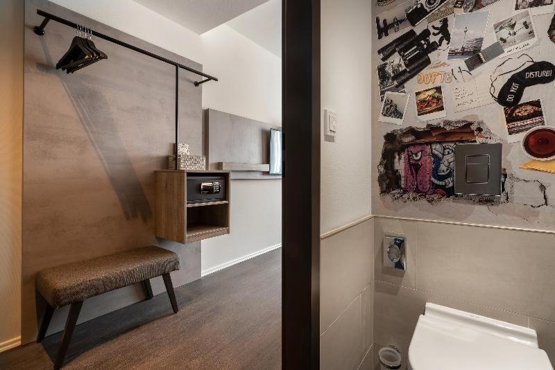 Standard Queen Room - Photo 6