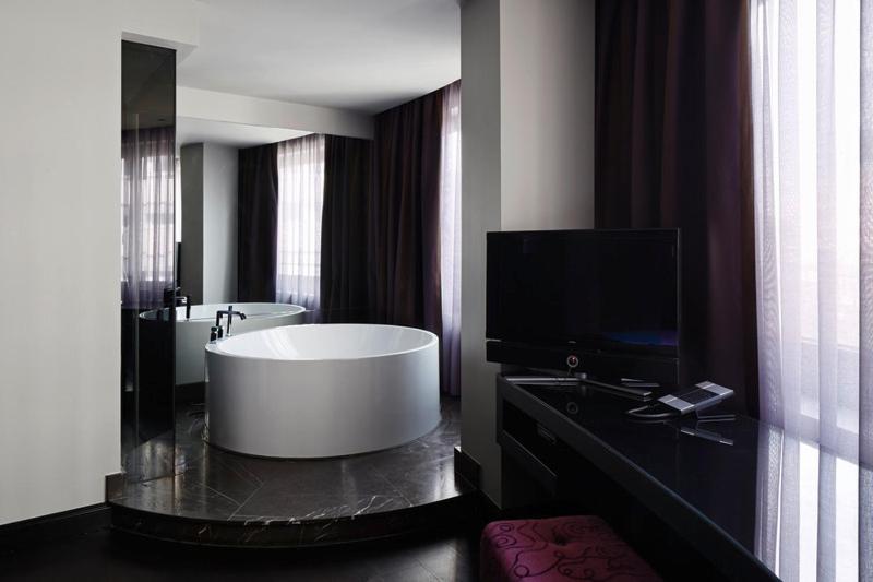 Deluxe King Room with City View - Photo 3