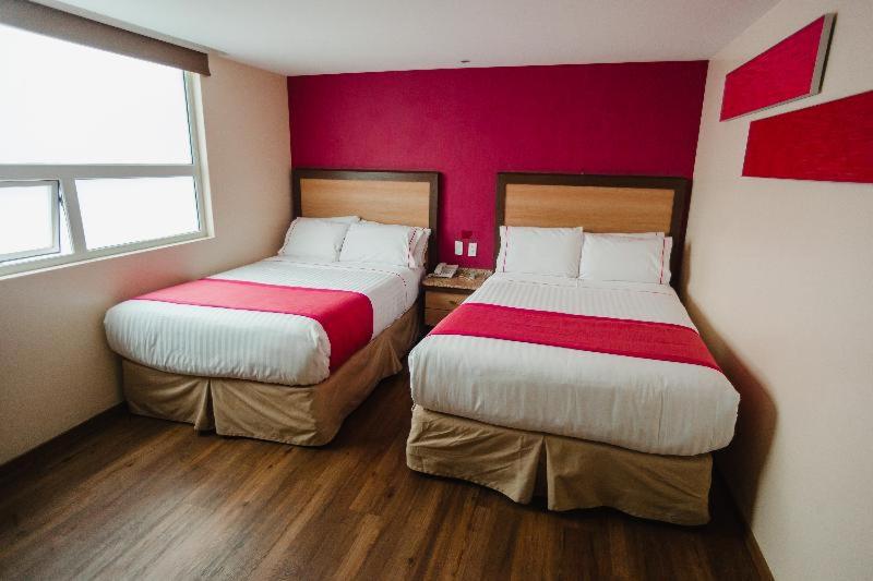 Standard King Room with Balcony - Non-Smoking - Photo 8