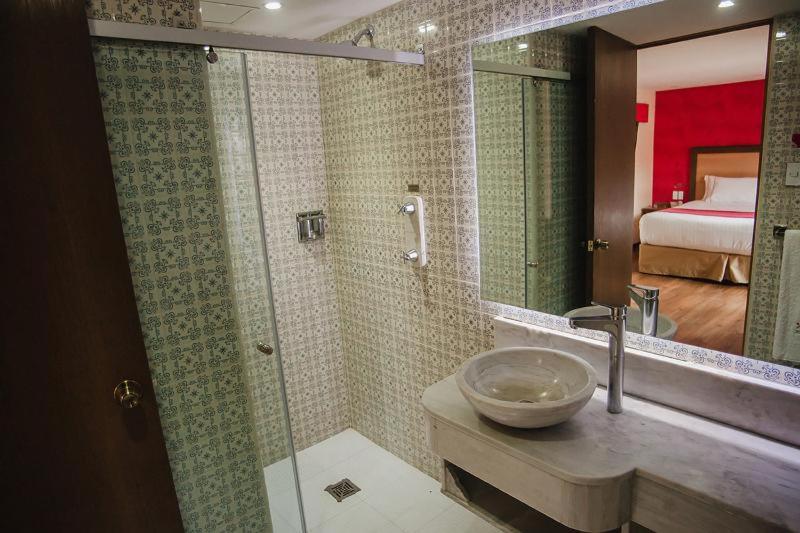 Standard Room with One Double Bed and One Single Bed - Non-Smoking - Photo 2