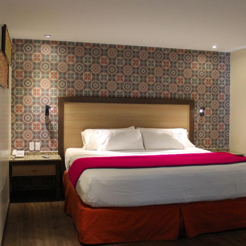 Standard Room with One Double Bed and One Single Bed - Non-Smoking - Photo 9
