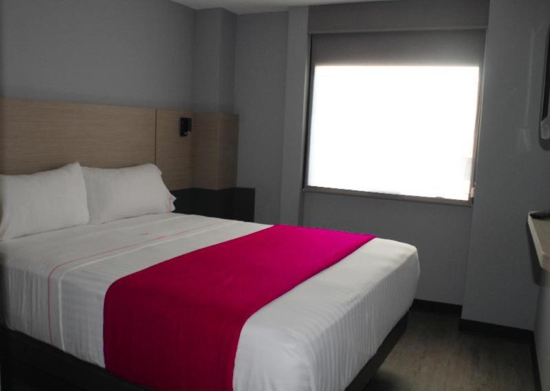 Queen Room with Two Queen Beds - Non-Smoking photo 1