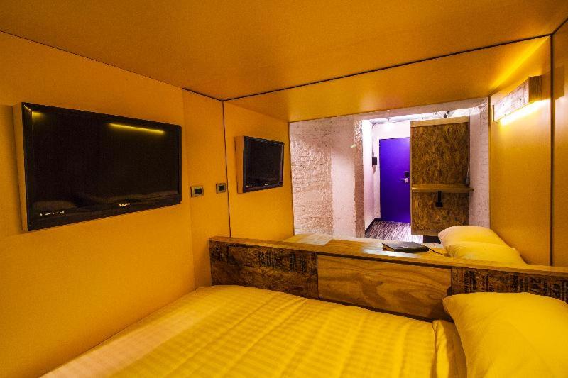 Standard Queen Room - Non-Smoking photo 3