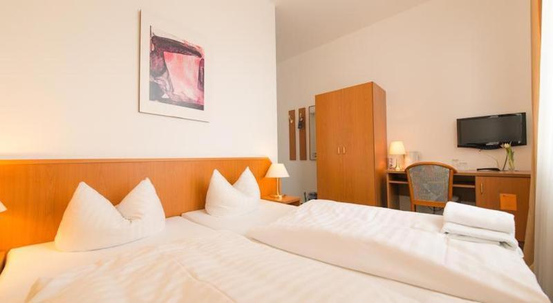 Standard Twin Room - Photo 1