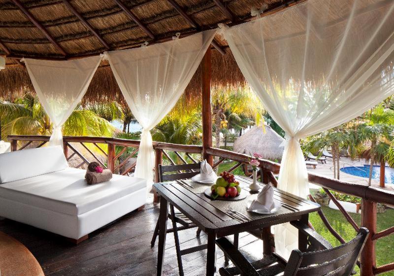 Royal Retreat Deluxe Pool Suite